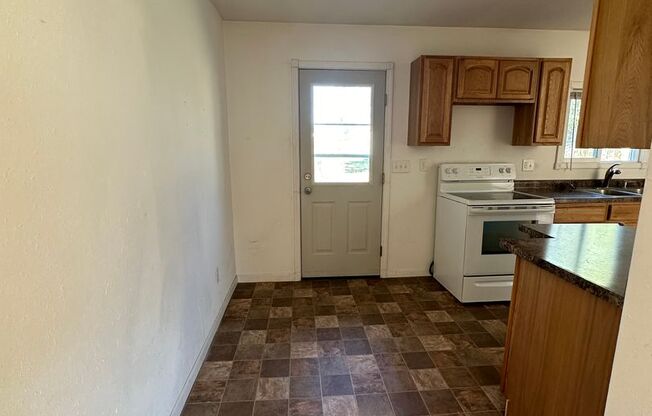 2 beds, 1 bath, $995, Unit 810