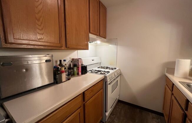 1 bed, 1 bath, $975, Unit 27