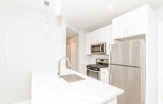 Beautiful Top Floor Pilsen 1 Bedroom