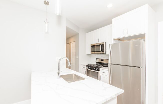 Beautiful Top Floor Pilsen 1 Bedroom