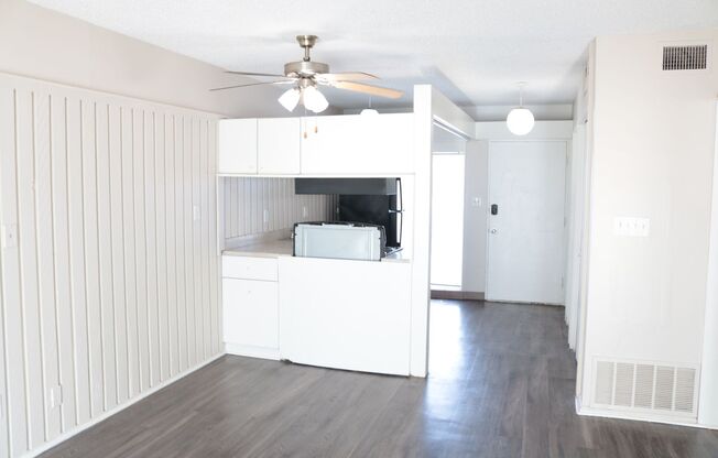 2 beds, 1 bath, 764 sqft, $875, Unit 57B