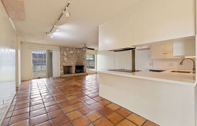 Available MAY: Charming 3 Bed / 2 Bath in Rollingwood - Zoned to Eanes ISD - Large Yard