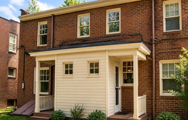 *** Mt. Lebanon Duplex for Rent with Front and Back Porch * Pet Friendly Apartment * Walk to the T * Renovated ***
