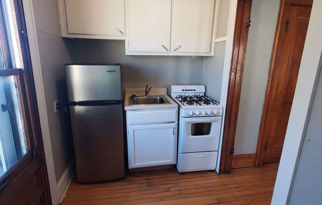 Studio, 1 bath, 650 sqft, $695, Unit Unit 8