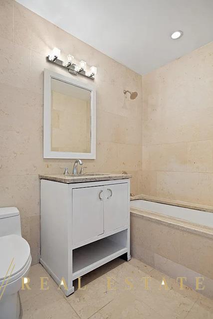 1 bed, 1 bath, 733 sqft, $5,250, Unit 9J