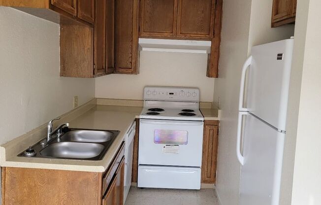 Studio, 1 bath, 450 sqft, $1,110, Unit 176