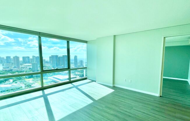 LUXURY DOWNTOWN PENTHOUSE w/ PANORAMIC VIEWS! 2 BED 2 BATH 2 PARKING