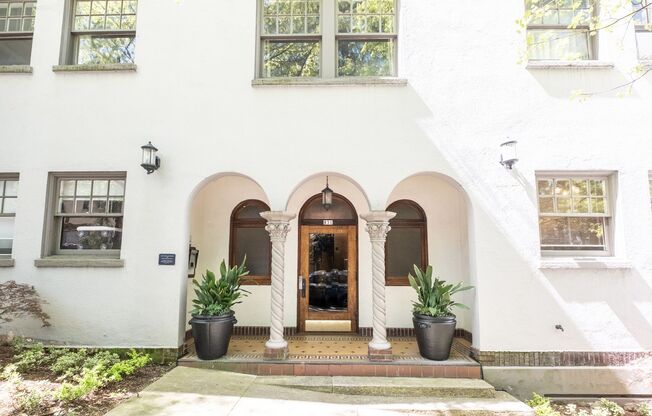 Studio, 1 bath, 425 sqft, $1,090, Unit 104