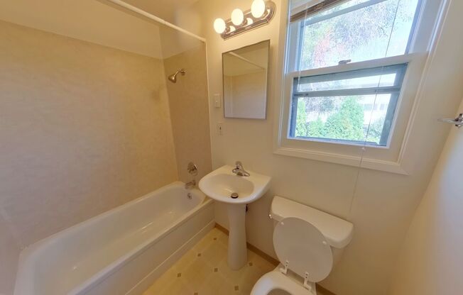 2 beds, 1 bath, $1,600, Unit D