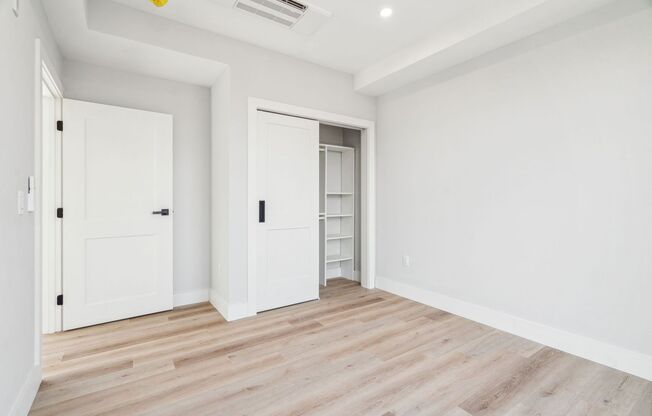 2 beds, 1 bath, $2,700, Unit 206