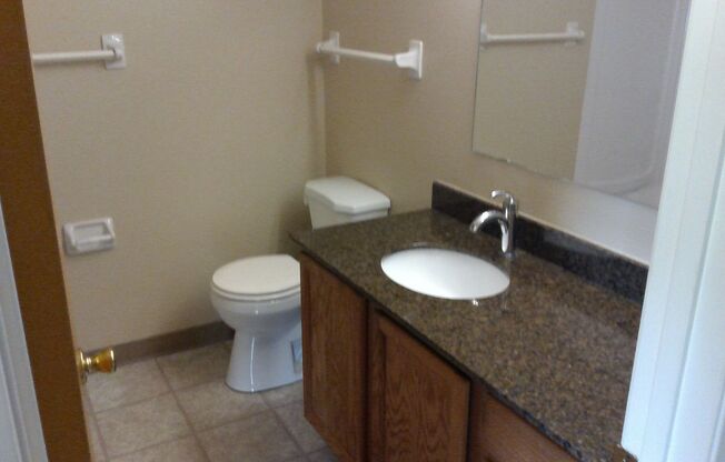 2 beds, 1 bath, 800 sqft, $885, Unit 400-03