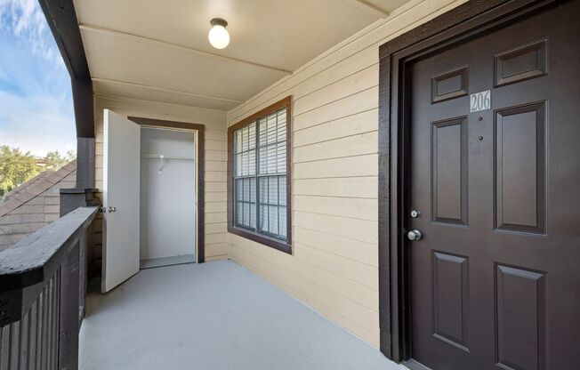 1/1 Condo in Gated Lakefront Community ~ Laminate Flooring and Brand-New SS Appliances!!