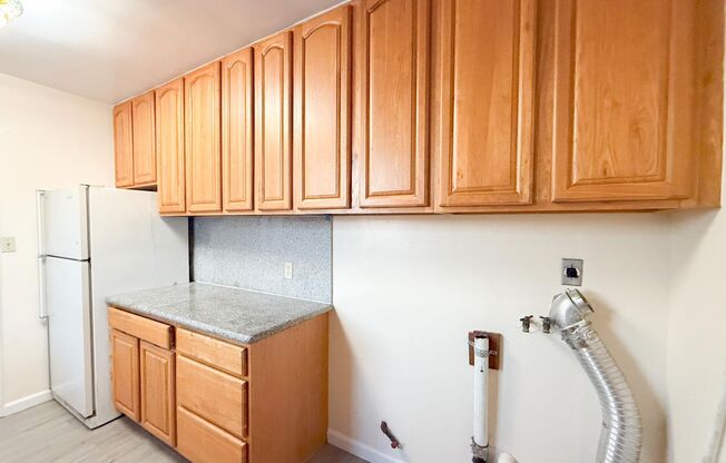 3 beds, 1 bath, $2,800, Unit 1719