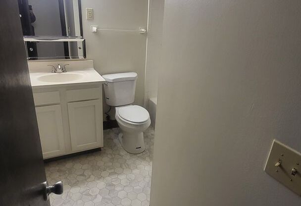 1 bed, 1 bath, 850 sqft, $950, Unit 2-221