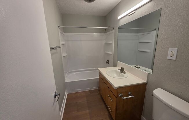 2 beds, 1 bath, 950 sqft, $3,075, Unit 4720-12