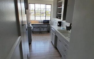 1 bed, 1 bath, 700 sqft, $2,495, Unit B