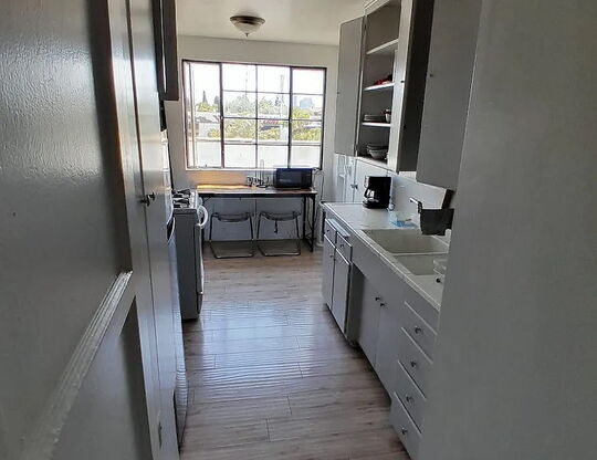 1 bed, 1 bath, 700 sqft, $2,495, Unit B