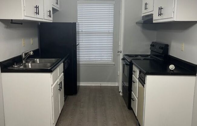 2 beds, 1.5 baths, 933 sqft, $935