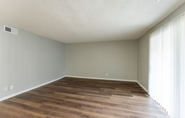 2 beds, 1 bath, 886 sqft, $1,125, Unit 421-25