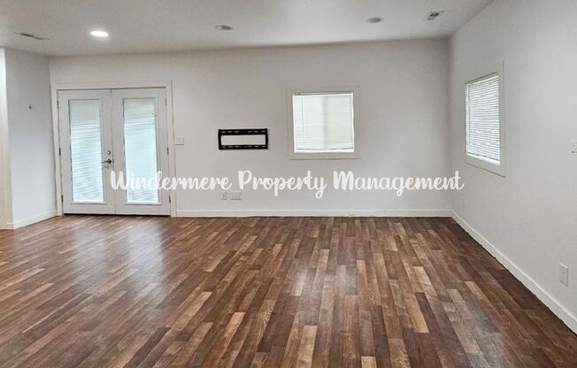 *AVAILABLE NOW!* Conveniently located 2 bed with loft in Central Kitsap, Large yard