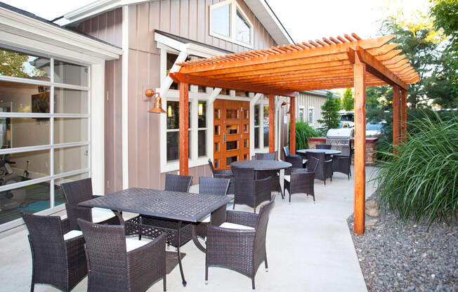 Island View Apartments Community Patio Dining