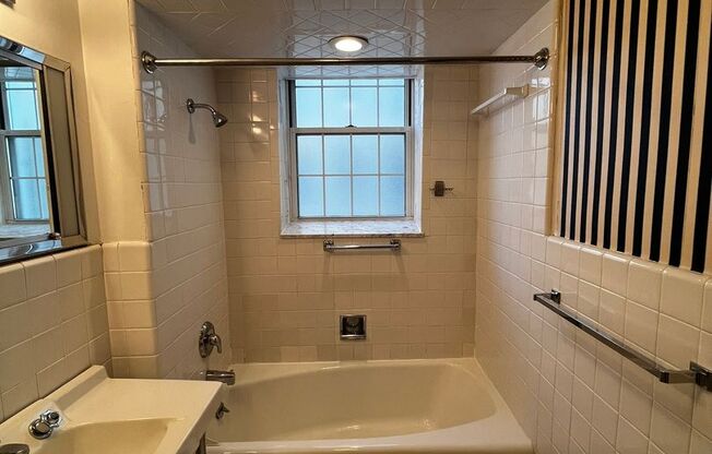 1 bed, 1 bath, 985 sqft, $1,485, Unit New King Edward  703