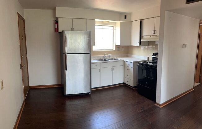 2 beds, 1 bath, 750 sqft, $850, Unit D