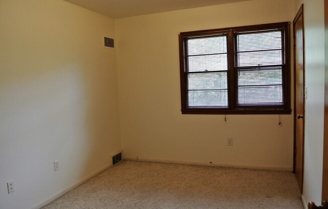 4 beds, 1.5 baths, $1,295, Unit Main floor