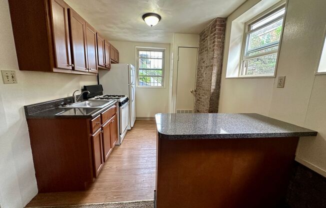 Cozy Two Bedroom Apartment in Oakland! On-Site Laundry & Air Conditioning! Call Now!