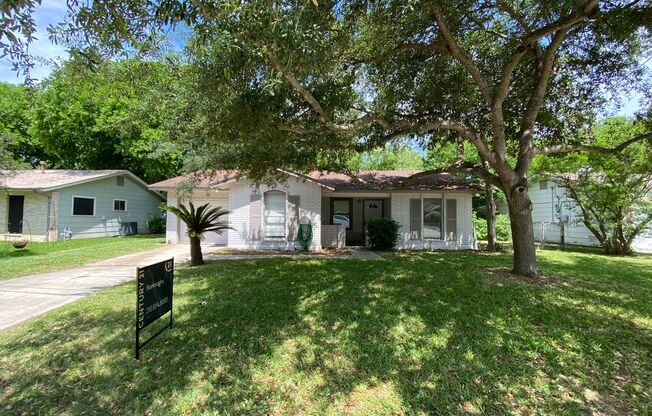 CUTE 3 BR IN UNIVERSAL CITY W/ EASY ACCESS TO RANDOLPH AFB, 1604, 35, & SHOPPING