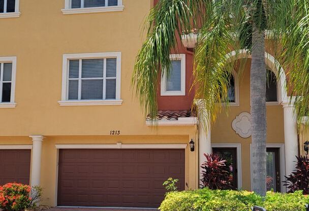 Annual UNfurnished  renovated 4/4 townhome with water views at the Manatee River in Palmetto