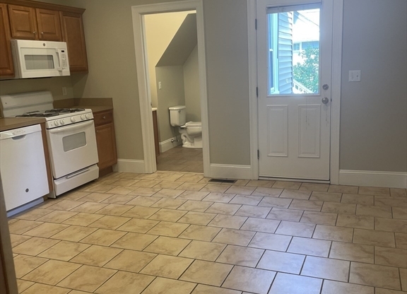 2 beds, 1 bath, 1,000 sqft, $2,600, Unit 43