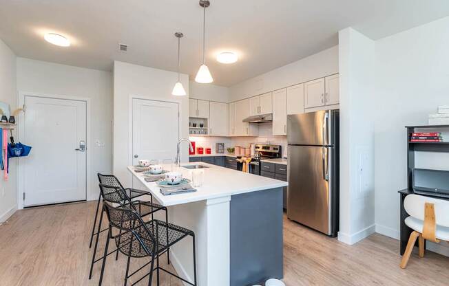 A kitchen with a table and chairs at the Mastlight.