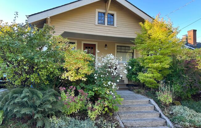 Beautiful Fully Furnished Home in Close-In SE Portland Short Term, 4 bed 3 bath!