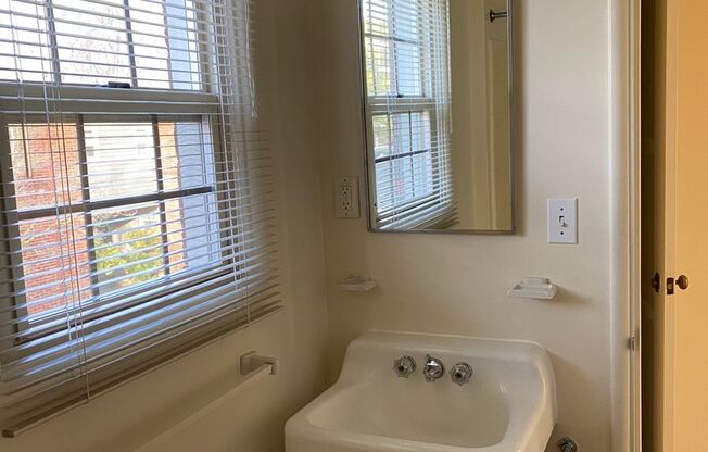 1 bed, 1 bath, 750 sqft, $1,525, Unit 50