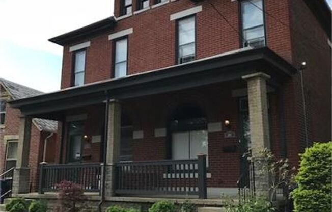 301-305 E Sycamore St