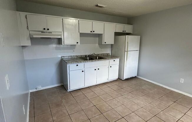 2 beds, 1 bath, 750 sqft, $950, Unit Unit 3