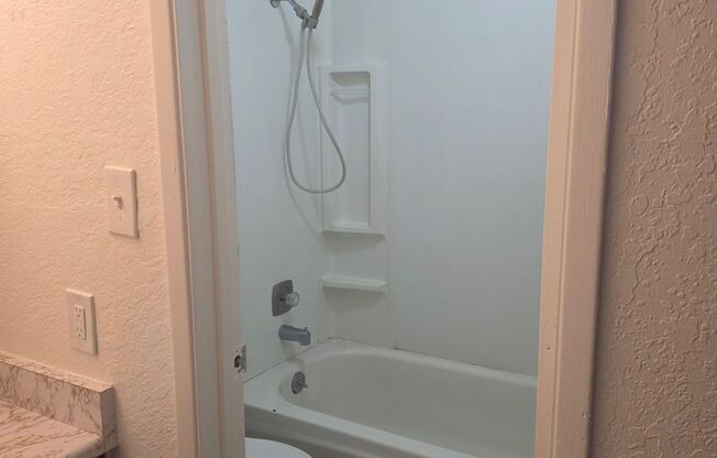 Studio, 1 bath, 375 sqft, $940, Unit 41