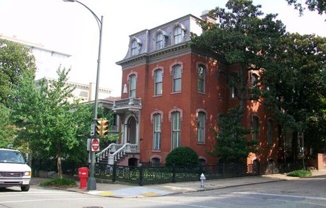 200 W Franklin St
