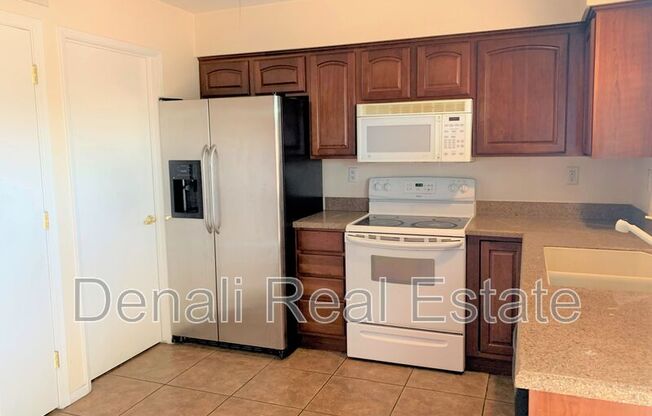 933 E LDG DR