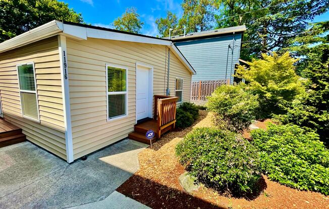 3 bed/2 bath- Modern Comfort in a Peaceful SE Portland Setting