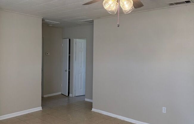 2 Bedroom duplex with garage, Washer and Dryer, close to everything!!!!