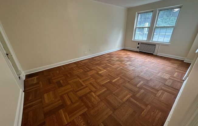 2 beds, 1 bath, 975 sqft, $1,800, Unit Royal York 114