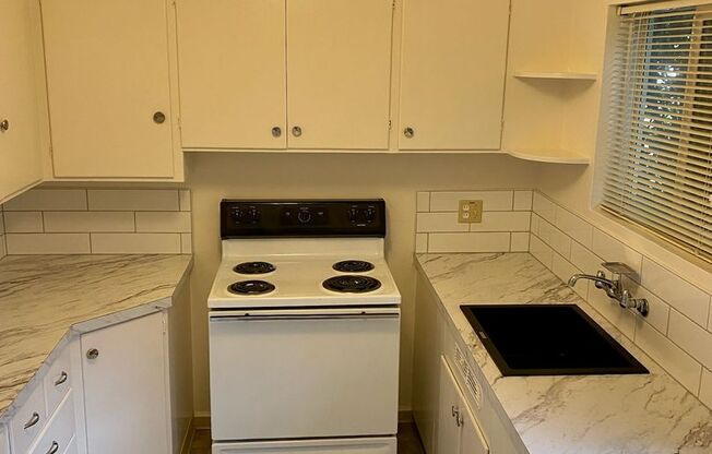 1 bed, 1 bath, 624 sqft, $1,395, Unit A11