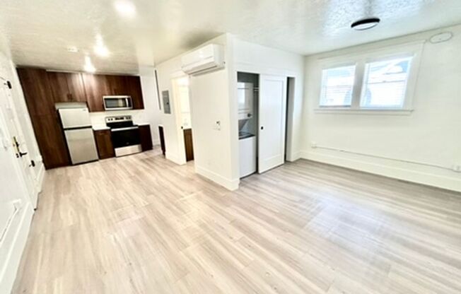 Studio, 1 bath, 425 sqft, $1,149, Unit 04