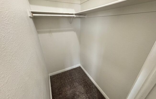 Don’t miss this beautifully updated 1-bedroom ground-floor unit!