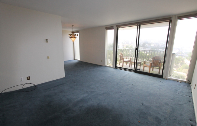 AZARI PM - Top Floor 2 BR/2 BA Condo, Pano Views, Balcony, 3-4 Pkg, Storage