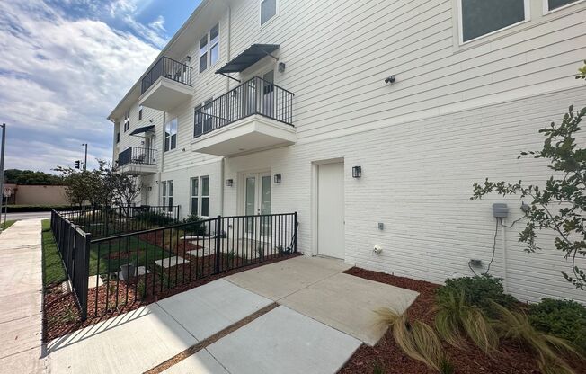 1 bed, 1 bath, 610 sqft, $1,899, Unit E-205