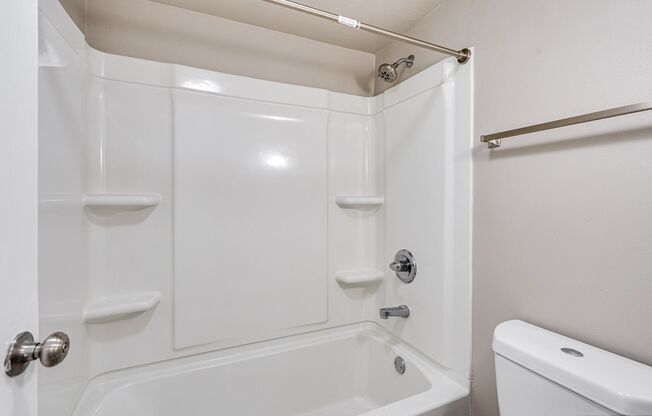 3 beds, 1.5 baths, 1,090 sqft, $1,599, Unit 2105-08
