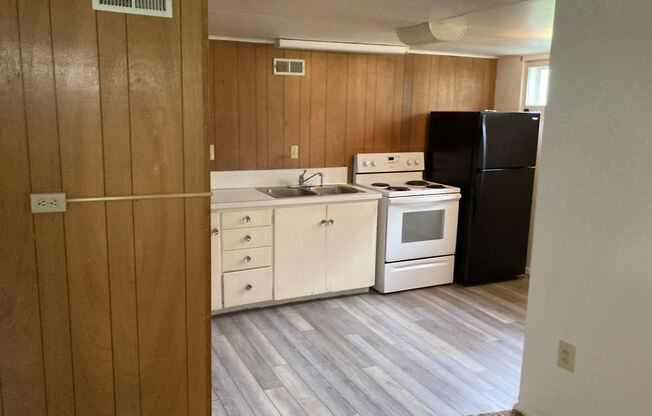 2 beds, 1 bath, $1,300, Unit 1205.5